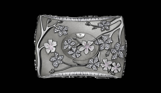 <strong>コンタンプラシオン デュ セルシエ インペリアル</strong><br />ケース｜ダイヤモンド付き18Kホワイトゴールド<br />ムーブメント｜手巻き（Cal.FR2903）<br />機能｜演奏ボタンの操作により作動するソヌリ：ふたつのバードソング（ミソサザイ、アメリカムシクイのさえずり）またはオルゴール演奏（モーツァルトの交響曲第40番からの抜粋）<br />予価｜2億5000万円<br />