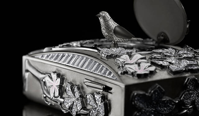 <strong>コンタンプラシオン デュ セルシエ インペリアル</strong><br />ケース｜ダイヤモンド付き18Kホワイトゴールド<br />ムーブメント｜手巻き（Cal.FR2903）<br />機能｜演奏ボタンの操作により作動するソヌリ：ふたつのバードソング（ミソサザイ、アメリカムシクイのさえずり）またはオルゴール演奏（モーツァルトの交響曲第40番からの抜粋）<br />予価｜2億5000万円<br />