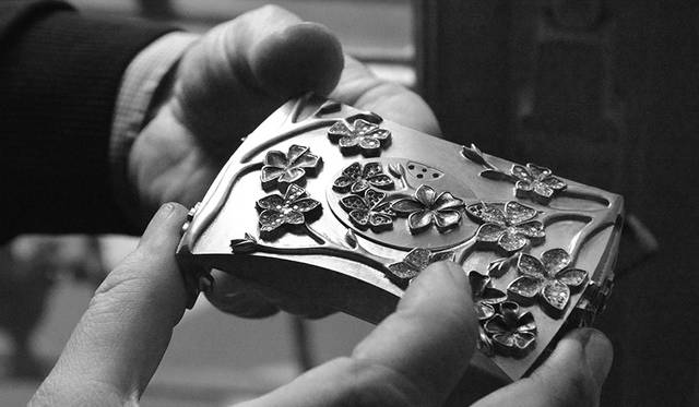 <strong>コンタンプラシオン デュ セルシエ インペリアル</strong><br />ケース｜ダイヤモンド付き18Kホワイトゴールド<br />ムーブメント｜手巻き（Cal.FR2903）<br />機能｜演奏ボタンの操作により作動するソヌリ：ふたつのバードソング（ミソサザイ、アメリカムシクイのさえずり）またはオルゴール演奏（モーツァルトの交響曲第40番からの抜粋）<br />予価｜2億5000万円<br />