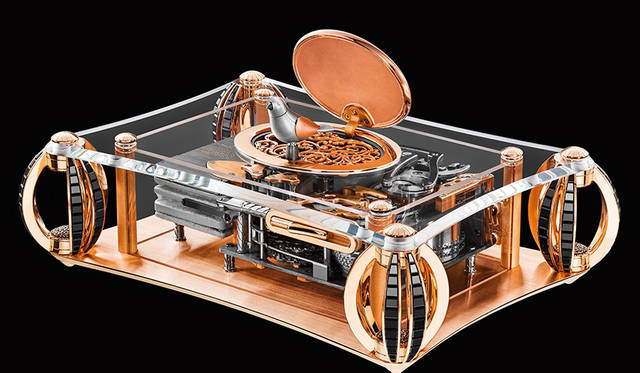 <strong>アルシュ ノワール</strong><br />ケース｜18Kローズゴールドの台座＋ダイヤモンド付き18Kローズゴールドの支柱<br />ムーブメント｜手巻き（Cal.FR2903）<br />機能｜演奏ボタンの操作により作動するソヌリ：2つのバードソング（ミソサザイ、アメリカムシクイのさえずり）またはオルゴール演奏（モーツァルトの交響曲第40番からの抜粋）<br />予価｜1億8000万円<br />