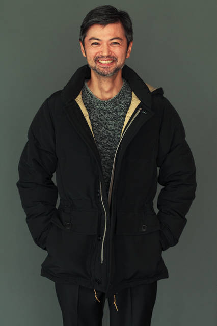 TODD SNYDER|トッド スナイダー ダウンジャケット7万6000円(トッド スナイダー × ロッキー マウンテン フェザーベッド)、ニット4万8000円、T シャツ9000円(すべてトッド スナイダー)