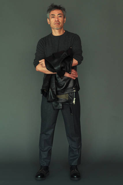 TODD SNYDER|トッド スナイダー ライダーズジャケット13万5000 円(トッド スナイダー × ジェームス グロース)、ニット2万5000円、パンツ3万3000円(ともにトッド スナイダー)、靴7万3000円(トッド スナイダー × グレンソン)