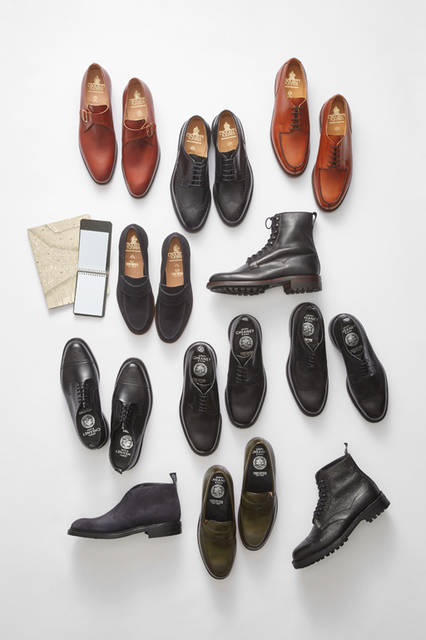 TODD SNYDER|トッド スナイダー <strong>オックスフォードからブーツまで、ジェンツの足元を飾る革靴たち</strong>  <br><br>1段目左から/ 7万9000円、8万2000円、8万円(すべてトッド スナイダー × クロケット&ジョーンズ)、2段目左から/ノート3600円、2000円(ともにトッド スナイダー × ポスタルコ)、6万8000円、9万5000円(すべてトッド スナイダー × クロケット&ジョーンズ)、3段目左から/ 6万2000円、6万2000円、5万9000円(すべてトッド スナイダー × ジョセフ チーニー)、4段目左から/ 5万9000円、5万9000円、6万8000円(すべてトッド スナイダー × ジョセフ チーニー)