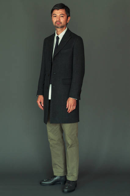 TODD SNYDER|トッド スナイダー コート8万円、シャツ2万4000円、ネクタイ1万3000円、パンツ2万4000円(すべてトッド スナイダー)、靴4万6000円(トッドスナイダー × サンダース)