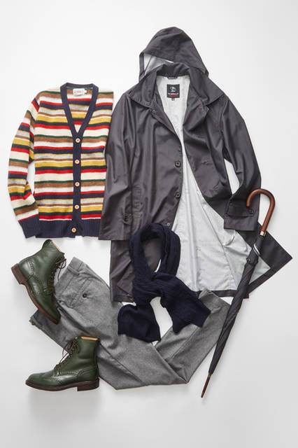 TODD SNYDER|トッド スナイダー <strong>シックな服のなかにひとつだけ、色鮮やかなアイテムを効かせる</strong>  <br><br>コート4 万3000 円、傘3 万3000 円(ともにトッド スナイダー × フォックス・アンブレラ)、カーディガン3 万2000 円(トッド スナイダー × インバーアラン)、パンツ4 万2000 円、マフラー 1 万7000 円(ともにトッド スナイダー)、靴9 万5000 円(トッド スナイダー × クロケット&ジョーンズ)