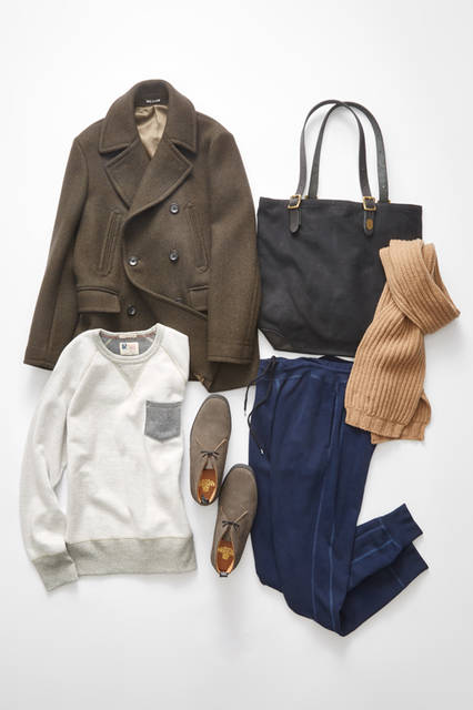 TODD SNYDER|トッド スナイダー <strong>ワードローブの土台となるのは飽きのこないベーシックなもの</strong>  <br><br>コート6万5000円、パンツ2万3000円(ともにトッド スナイダー)、スウェットシャツ1万7000円(トッド スナイダー + チャンピオン)、バッグ2万円(トッド スナイダー × シュペリオール レイバー)、マフラー1万2000円(トッド スナイダー × インバーアラン)、ブーツ4万5000円(トッド スナイダー × サンダース)