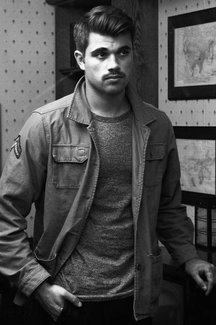 TODD SNYDER|トッド スナイダー <strong>ジェフ・ラウ|Jeff Laub</strong>  <br><br>米ニューヨーク生まれ。ニューヨーク大学在学中、母親の経営していたサロンでアルバイトをしたことがきっかけとなり、将来の夢を弁護士から理髪師に変更。「床屋の良いところとは何か」を追求し、バースペースを設けた「ブラインド バーバー」を、2013年に開業した。