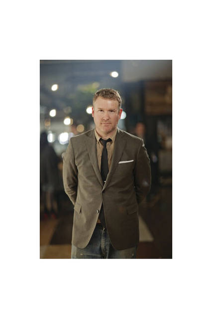 TODD SNYDER|トッド スナイダー 米アイオワ州生まれ。ポロ ラルフローレンのデザイナー、ギャップのディレクター、J. クルーのシニア・バイスプレジデントなど、メンズファッションにおける要職を歴任。2011年に自身のブランドをスタート。2014 年3 月、世界初の旗艦店を東京にオープンした。