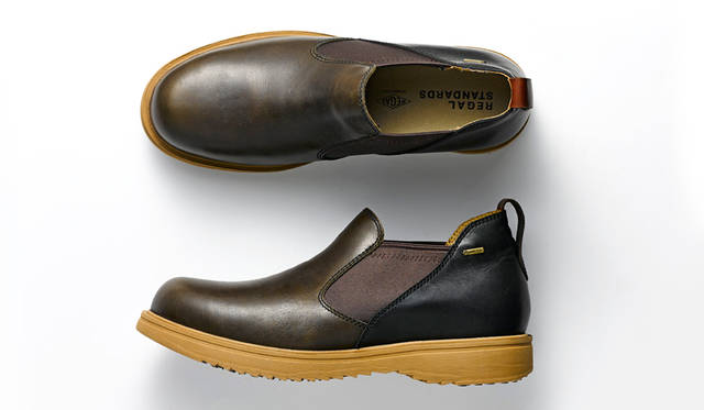 ボリューム感のあるラウンドトゥが今季らしいミッドカットのサイドゴアブーツ。シンプルだがオイルドレザーとゴアテックス®メンブレンを採用し、防水耐久性と透湿性を備えている。さらにビブラム社のアイストレックソール搭載で雪道でも耐滑性に優れている。2万5920円