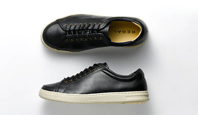 柔軟な表革を用いたレザースニーカーは、装飾性を排したミニマルなデザインがカジュアルからモード、ドレススタイルのハズしにまで合わせられる。カップインソール採用で履き心地も申し分ない。革に表情のあるブラックは都会的なスタイルにマッチ。1万7280円