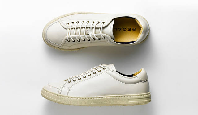 柔軟な表革を用いたレザースニーカーは、装飾性を排したミニマルなデザインがカジュアルからモード、ドレススタイルのハズしにまで合わせられる。カップインソール採用で履き心地も申し分ない。なかでもきめ細かなアイボリーは高い汎用性を発揮する。1万7280円
