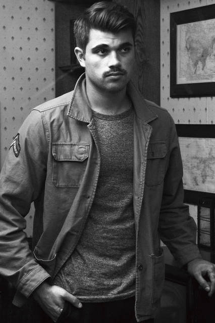 TODD SNYDER|トッド スナイダー <strong>ジェフ・ラウ|Jeff Laub</strong>  <br><br>米ニューヨーク生まれ。ニューヨーク大学在学中、母親の経営していたサロンでアルバイトをしたことがきっかけとなり、将来の夢を弁護士から理髪師に変更。「床屋の良いところとは何か」を追求し、バースペースを設けた「ブラインド バーバー」を、2013年に開業した。