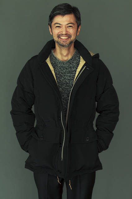 TODD SNYDER|トッド スナイダー ダウンジャケット7万6000円(トッド スナイダー × ロッキー マウンテン フェザーベッド)、ニット4万8000円、T シャツ9000円(すべてトッド スナイダー)