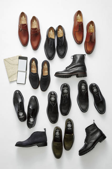TODD SNYDER|トッド スナイダー <strong>オックスフォードからブーツまで、ジェンツの足元を飾る革靴たち</strong>  <br><br>1段目左から/ 7万9000円、8万2000円、8万円(すべてトッド スナイダー × クロケット&ジョーンズ)、2段目左から/ノート3600円、2000円(ともにトッド スナイダー × ポスタルコ)、6万8000円、9万5000円(すべてトッド スナイダー × クロケット&ジョーンズ)、3段目左から/ 6万2000円、6万2000円、5万9000円(すべてトッド スナイダー × ジョセフ チーニー)、4段目左から/ 5万9000円、5万9000円、6万8000円(すべてトッド スナイダー × ジョセフ チーニー)