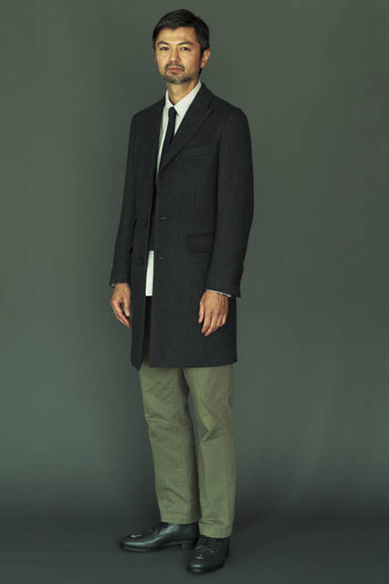 TODD SNYDER|トッド スナイダー コート8万円、シャツ2万4000円、ネクタイ1万3000円、パンツ2万4000円(すべてトッド スナイダー)、靴4万6000円(トッドスナイダー × サンダース)