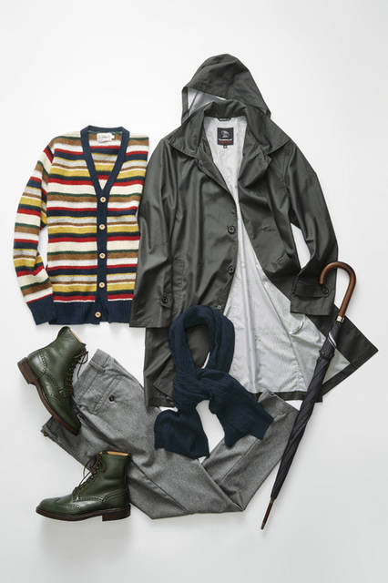 TODD SNYDER|トッド スナイダー <strong>シックな服のなかにひとつだけ、色鮮やかなアイテムを効かせる</strong>  <br><br>コート4 万3000 円、傘3 万3000 円(ともにトッド スナイダー × フォックス・アンブレラ)、カーディガン3 万2000 円(トッド スナイダー × インバーアラン)、パンツ4 万2000 円、マフラー 1 万7000 円(ともにトッド スナイダー)、靴9 万5000 円(トッド スナイダー × クロケット&ジョーンズ)