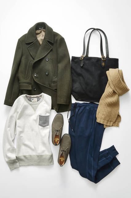 TODD SNYDER|トッド スナイダー <strong>ワードローブの土台となるのは飽きのこないベーシックなもの</strong>  <br><br>コート6万5000円、パンツ2万3000円(ともにトッド スナイダー)、スウェットシャツ1万7000円(トッド スナイダー + チャンピオン)、バッグ2万円(トッド スナイダー × シュペリオール レイバー)、マフラー1万2000円(トッド スナイダー × インバーアラン)、ブーツ4万5000円(トッド スナイダー × サンダース)