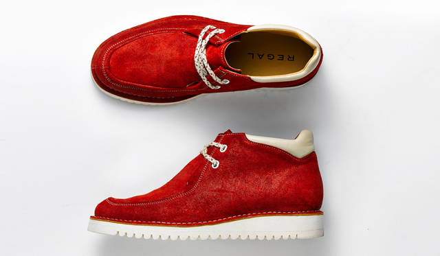 チロリアンブーツをモチーフとしたUチップブーツは、あえて毛羽を潰したワキシ―スエードにプレス加工を施したレザーでこなれた足元を演出。ビブラム社製のホワイトソールは非常に軽量で、足取りも軽やかだ。足元に差し色を効かせたいなら、鮮やかなレッドがぴったり。1万9440円