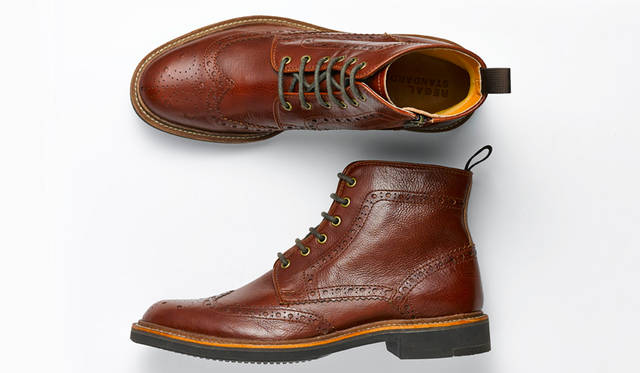 この秋冬のキーワードである英国カントリーを体現する、ウイングチップのカントリーブーツ。シャープなフォルムで近年のスリムなパンツにも合わせやすく、内側のジップで着脱も容易だ。ブラウンのシボ革を用いた一足はジャケットスタイルにも合わせられる。2万5920円