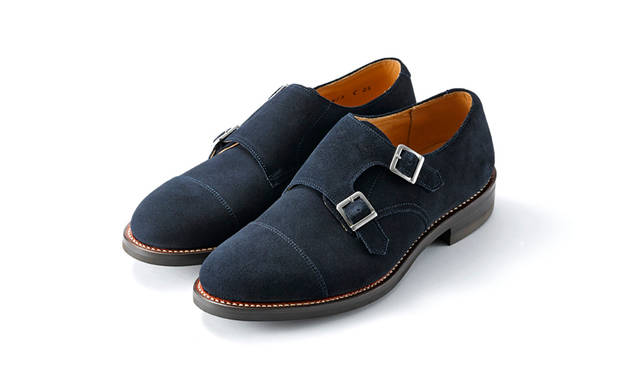 リーガル伝統のグッドイヤーウエルテッド製法を用いたダブルモンクストラップ。ベーシックなフォルムに加え、ネイビースエードでスーツからジーンズまで幅広いコーディネイトが楽しめる。アウトソールにはイギリスのダイナイトソールを採用。3万4560円