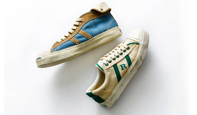 リーガル初のスニーカーとして1975年に発売された「ホッケー」（左）は、足首部分を折り返せるミドルカットスタイル。1976年登場の「テニス」（右）はその名の通りテニスシューズに倣ったローカットだが、2本ラインと“R”の刺繍が印象的だった。