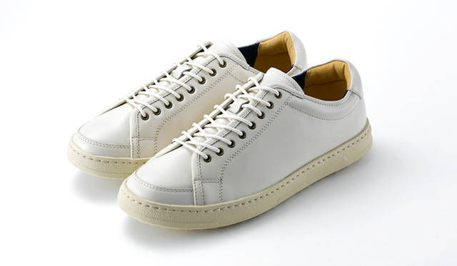 柔軟な表革を用いたレザースニーカーは、装飾性を排したミニマルなデザインがカジュアルからモード、ドレススタイルのハズしにまで合わせられる。カップインソール採用で履き心地も申し分ない。なかでもきめ細かなアイボリーは高い汎用性を発揮する。1万7280円