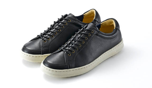 柔軟な表革を用いたレザースニーカーは、装飾性を排したミニマルなデザインがカジュアルからモード、ドレススタイルのハズしにまで合わせられる。カップインソール採用で履き心地も申し分ない。革に表情のあるブラックは都会的なスタイルにマッチ。1万7280円