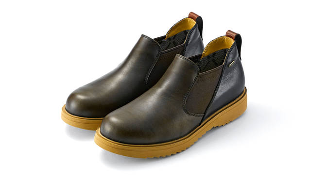 ボリューム感のあるラウンドトゥが今季らしいミッドカットのサイドゴアブーツ。シンプルだがオイルドレザーとゴアテックス®メンブレンを採用し、防水耐久性と透湿性を備えている。さらにビブラム社のアイストレックソール搭載で雪道でも耐滑性に優れている。2万5920円