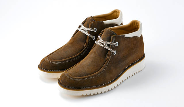 チロリアンブーツをモチーフとしたUチップブーツは、あえて毛羽を潰したワキシ―スエードにプレス加工を施したレザーでこなれた足元を演出。ビブラム社製のホワイトソールは非常に軽量で、足取りも軽やかだ。ブラウンは今季トレンドのカントリースタイルにうってつけ。1万9440円