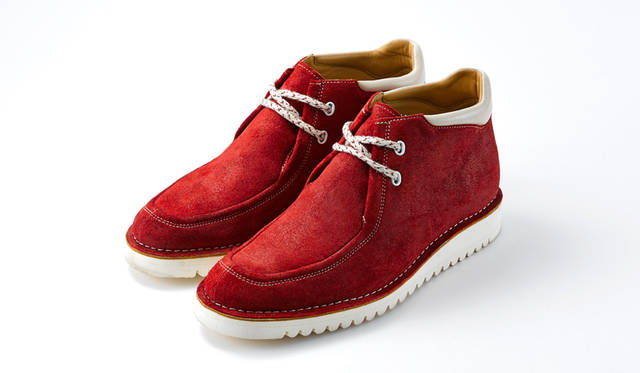 チロリアンブーツをモチーフとしたUチップブーツは、あえて毛羽を潰したワキシ―スエードにプレス加工を施したレザーでこなれた足元を演出。ビブラム社製のホワイトソールは非常に軽量で、足取りも軽やかだ。足元に差し色を効かせたいなら、鮮やかなレッドがぴったり。1万9440円