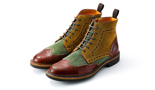 この秋冬のキーワードである英国カントリーを体現する、ウイングチップのカントリーブーツ。シャープなフォルムで近年のスリムなパンツにも合わせやすく、内側のジップで着脱も容易だ。3種類の革を用いたクレイジーカラーは洒脱な個性を主張する。2万5920円