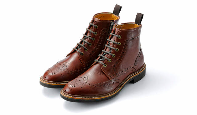 この秋冬のキーワードである英国カントリーを体現する、ウイングチップのカントリーブーツ。シャープなフォルムで近年のスリムなパンツにも合わせやすく、内側のジップで着脱も容易だ。ブラウンのシボ革を用いた一足はジャケットスタイルにも合わせられる。2万5920円