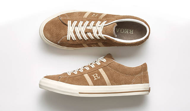 1976年のオリジナルモデルと同じダイレクトヴァルカナイズ製法を用い、現代風にリモデルされた「61JR」。スマートな木型に合わせて制作されたEVAカップインソールを採用し、履き心地も抜群だ。発色の美しいブラウンスエードは装いのアクセントに。1万2960円