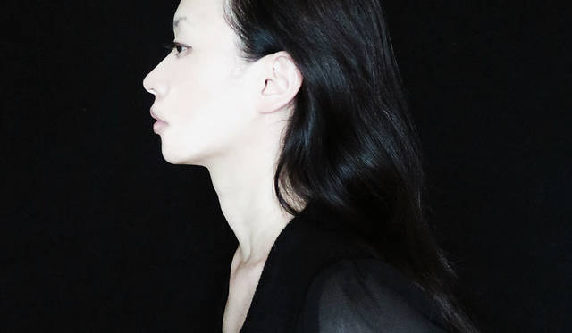 クリエイティブディテクターの戸村亜紀氏。1998年より墨絵作家としてハミル・アキ名義で国内外で活動後、デザインに転向。商業施設のネーミングからコンセプト、ロゴデザイン、オリジナルプロダクトなどの開発や製作に従事。2006 年にi-D クリエイティブ・アワードを受賞。ディレクション／アートワークともに国内外で多くのアワードを受賞している