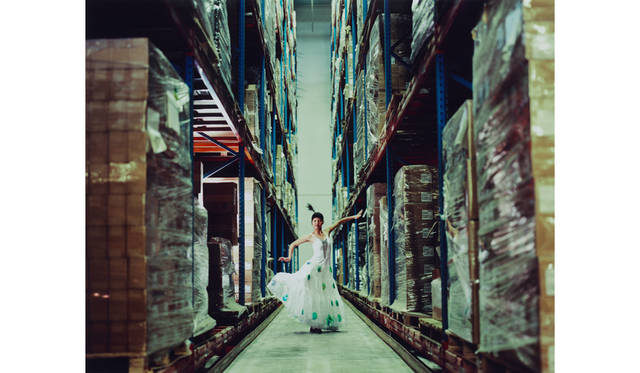 曹斐(ツァオ フェイ) 「自分の未来は夢にあらず 02」 2006 年／120 x 150 cm／C プリント© Cao Fei / Deutsche Bank Collection