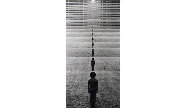 ケラウス リンケ「瞬時の移動」1972年／251×130cm／ゼラチンシルバープリント  © Klaus Rinke／Deutsche Bank Collection