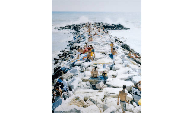 マッシモ ヴィターリ 「#2232, マディーマの波 」 2005 年／220 x 180 cm／C プリント©VG Bild-Kunst, Bonn 2015／Deutsche Bank Collection