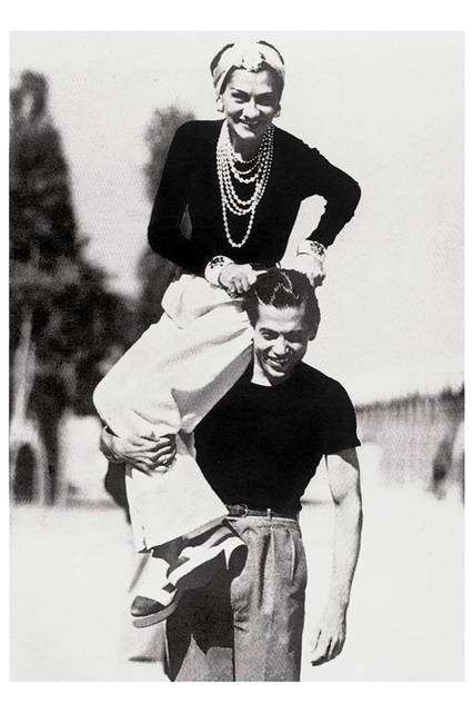 マドモアゼル シャネルと友人でバレエダンサーのセルジュ リファール、1937年。 マドモアゼルは、スポーツやバカンス向きにデザインした、ダービーやオックスフォードのような形をしたバイカラーシューズを履いていた。18世紀から男性たちが履いていたバイカラーシューズから着想を得たと言われている。