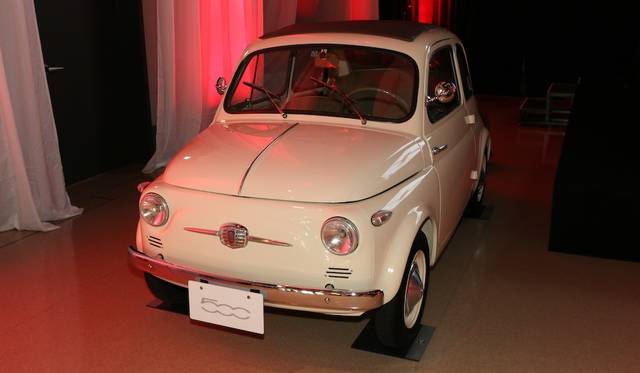 発表会場には、デザインのモチーフとなった先代500（ヌォーヴァ チンクエチェント）も展示された