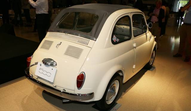 発表会場には、デザインのモチーフとなった先代500（ヌォーヴァ チンクエチェント）も展示された