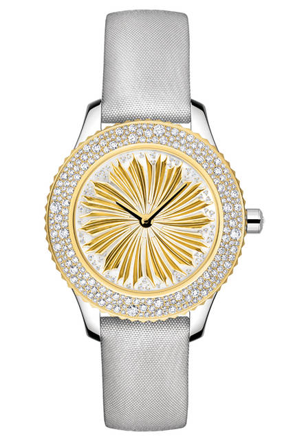 <strong>ディオール グラン ソワール フルフル No.43</strong><br />ケース｜ホワイトゴールド<br />直径｜33㎜<br />ムーブメント｜自動巻き<br />パワーリザーブ｜50時間<br />防水｜50m<br />ストラップ｜シルバーサテン＋マットダークグリーンアリゲーター<br />価格｜2376万円<br />