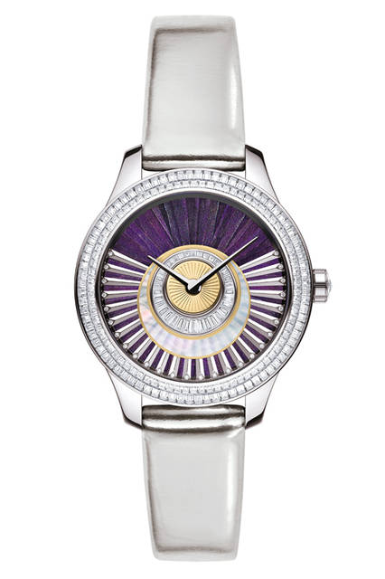 <strong>ディオールⅧ　グランバル オンヴォル　№13</strong><br /> ケース｜ホワイトゴールド<br />直径｜36㎜<br />防水｜30m<br />ムーブメント｜自動巻き<br />パワーリザーブ｜42時間<br />機能｜時、分表示<br />ストラップ｜シルバーメタリックレザー＋ブラックサテン<br />価格｜2970万円<br />