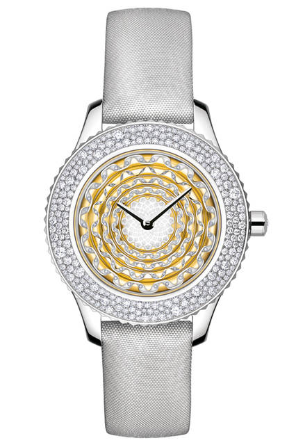 <strong>ディオール グラン ソワール フルフル No.41 </strong><br />ケース｜ホワイトゴールド<br />直径｜33㎜<br />防水｜50m<br />ムーブメント｜自動巻き<br />パワーリザーブ｜50時間<br />ストラップ｜シルバーサテン＋ マットダークグリーンアリゲーター<br />価格｜2376万円<br />