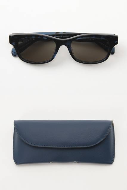 上：サングラス　4万5360円　下：サングラスケース　9180円