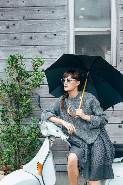 「ボンボンストアの傘 2015」　秋の空とおなじくらいシックになりがちな「グレイ」は、どんな色とも相性がいい。グラデーションコーディネートにサングラスの小物で色をさらりと身につけるのがボンボンストア流