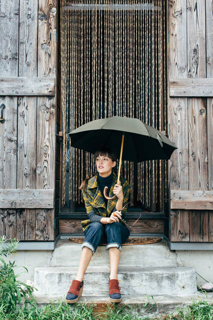 「ボンボンストアの傘 2015」　新色「オリーブ」は、マスタードイエローを効かせたハーフジャケットが新鮮