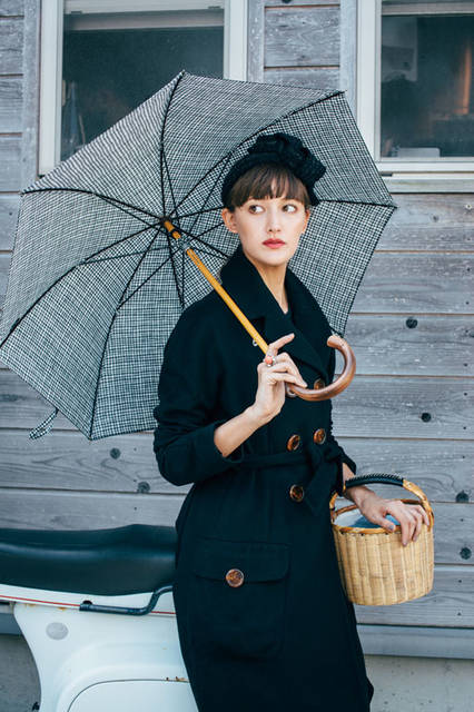 「ボンボンストアの傘 2015」　小さな柄行きが優しいコントラスとなった「白黒チェック」。コートのボタンをきちんと締めてレディライクな印象に仕立てた