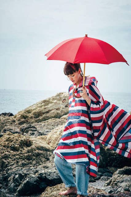 「ボンボンストアの傘 2015」　いつの時代もトリコロールが好き、そんな女性がもっともうつくしく印象的に見える「赤」