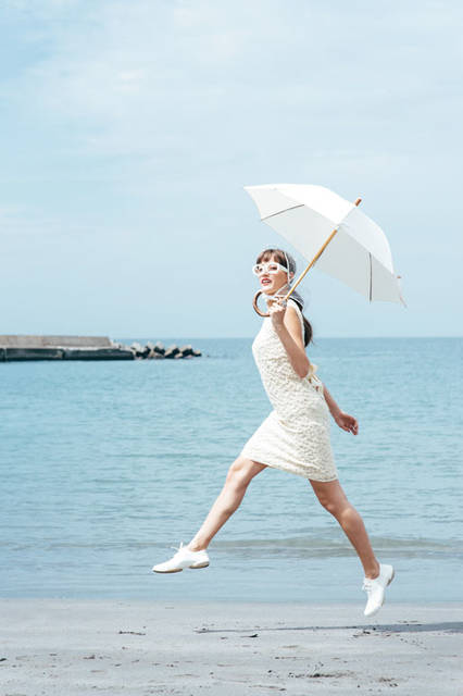 「ボンボンストアの傘 2015」　“冬も白！ 冬こそ白！” 「白」はすべてを調和させるためにある色、どうせならウェアもちがった質感をもったホワイトグラデーションコーディネートがおすすめ