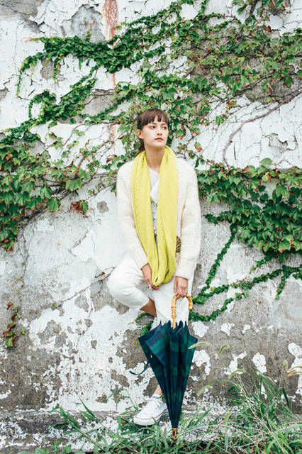 「ボンボンストアの傘 2015」　「ブラックウォッチ」はボンボンストアの人気定番カラー。マニッシュな英国トラッドの代表的なチェックを、今年は白の装いにポップな印象のイエロースヌードでカジュアルにあわせるのも楽しい